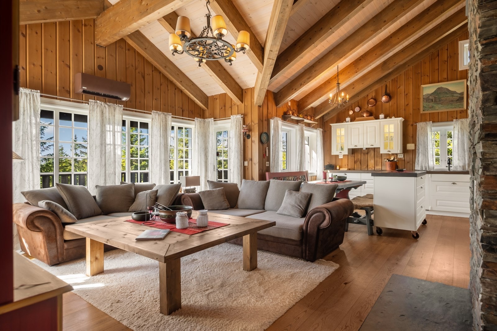 Stuen er det naturlige oppholdsrommet i hytta, og er et stort, lyst og fint rom for både avkobling og hygge. Galleribilde
