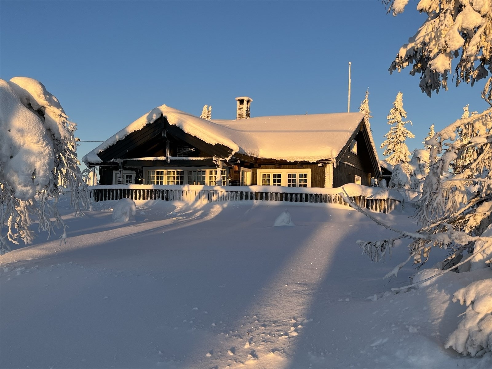 Hytta i full vinterdrakt Galleribilde