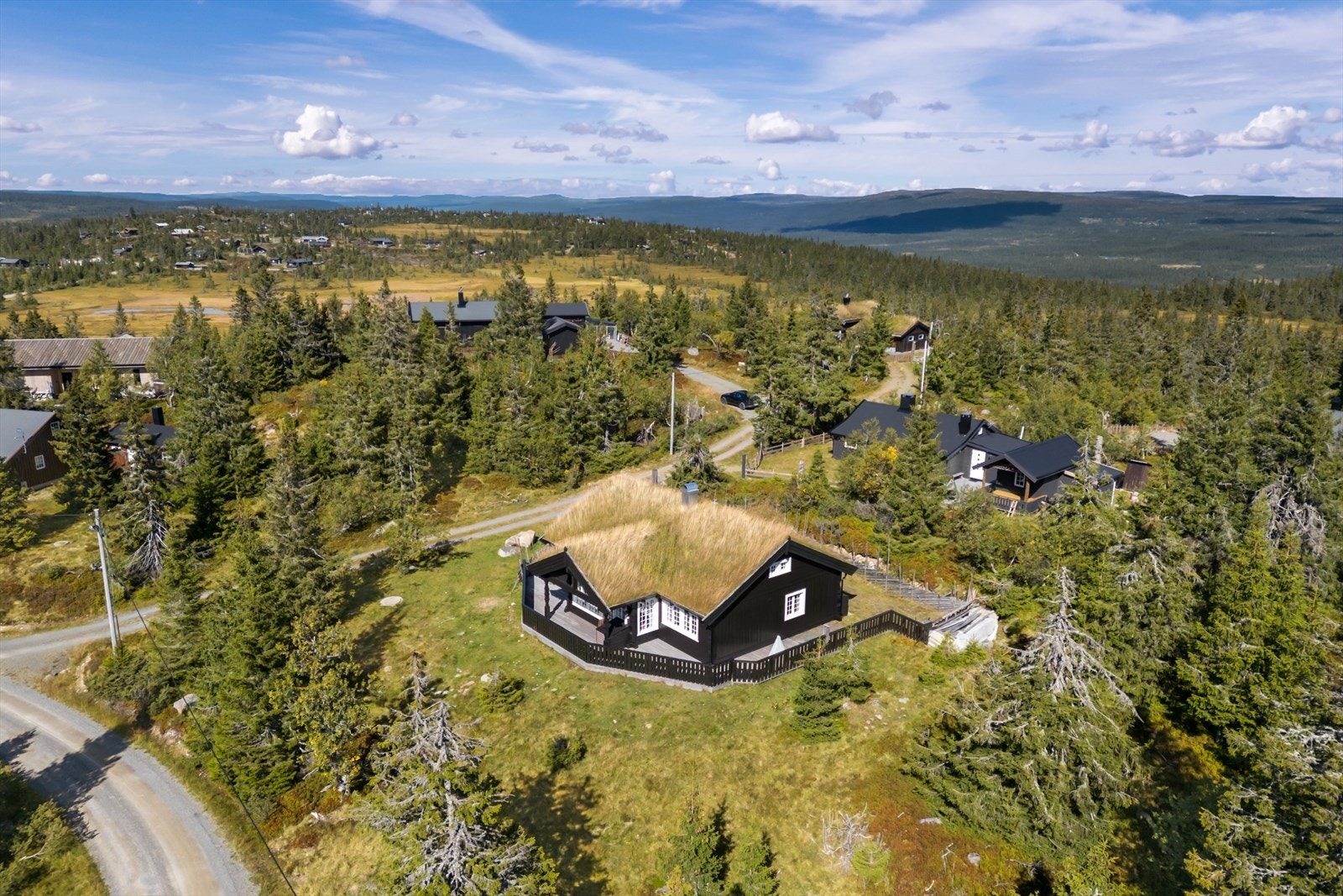 På sommeren har du flott turterreng og det er flere oppmerkede stier, bla. til Snørvillen som er den høyeste fjelltoppen i området. Det er også gode fiskemuligheter i flere fjellvatn i området, samt i elva Åsta. Galleribilde