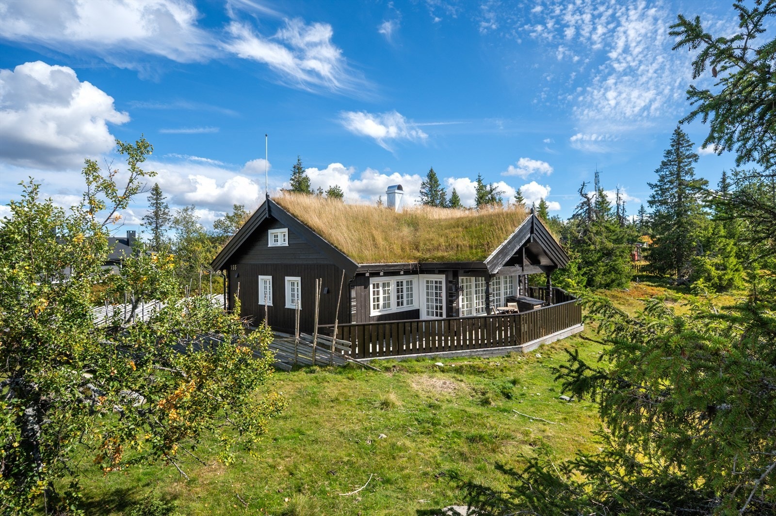 Fin beliggenhet i naturskjønne og rolige omgivelser. Hytta ligger ca. 874 moh. i et åpent og solrikt terreng. Området byr på flott turterreng både sommer og vinter. Galleribilde