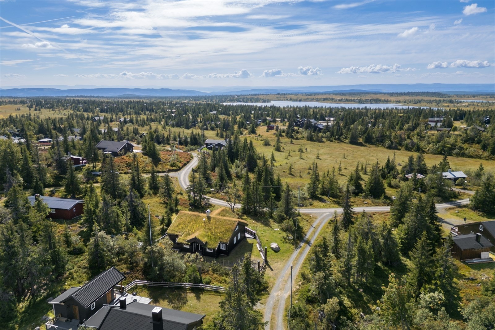 Om vinteren er det et populært område for langrenn, og løypenettet er kjent for god kvalitet. Birkebeinerrennet passerer i deler av skiløypene hver vinter, og deltakerne i Birkebeinerrittet sykler gjennom området hver sommer. Galleribilde