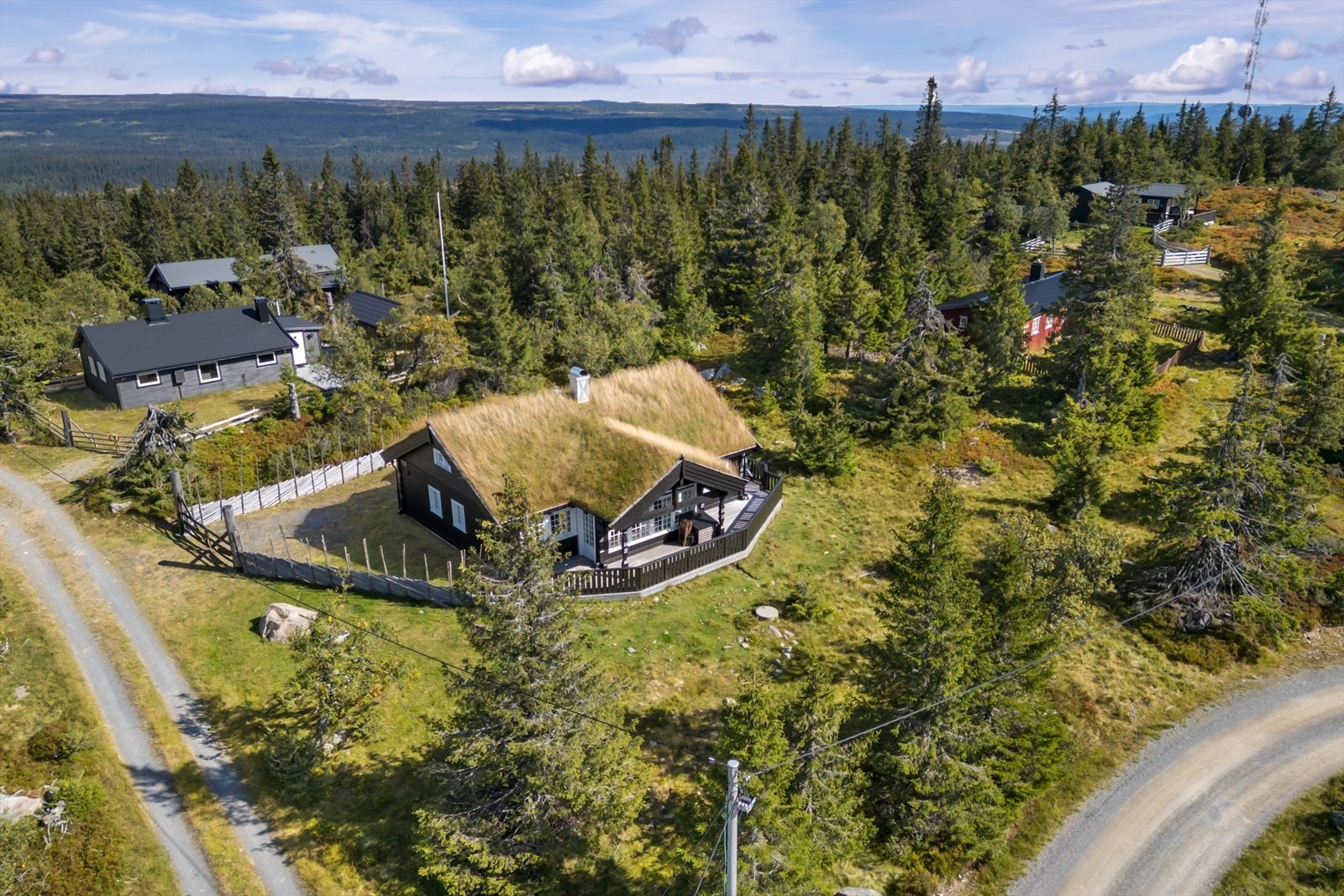 På vinterstid har du enkel tilgang til flotte skiløyper som bla. Birkebeinerløypa. Det er i kun ca. 19 minutter med bil til alpinanlegg i Sjusjøen. Galleribilde