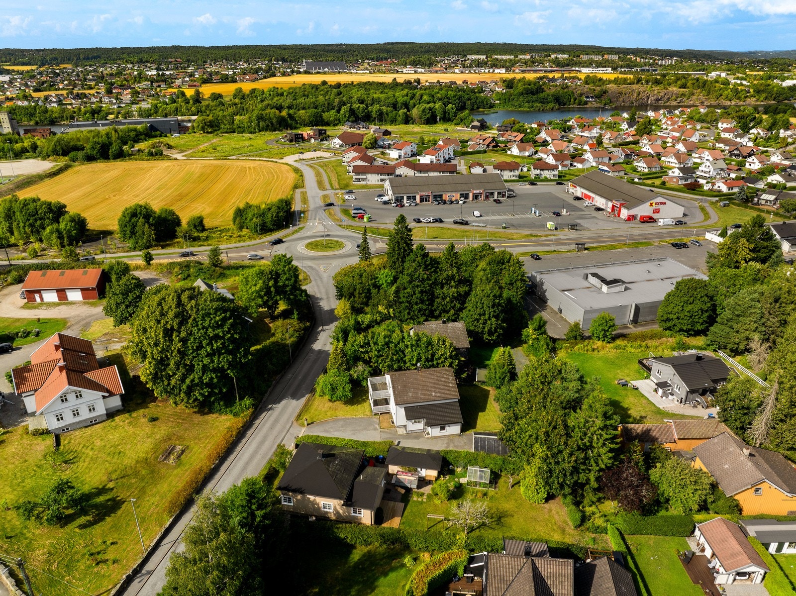 Kort gangavstand til blant annet Coop Extra, treningssenter og bussholdeplass. Galleribilde