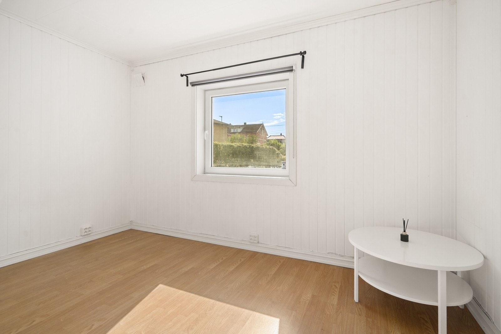 Lyst soverom som egner seg godt som barnerom eller kontor. Galleribilde