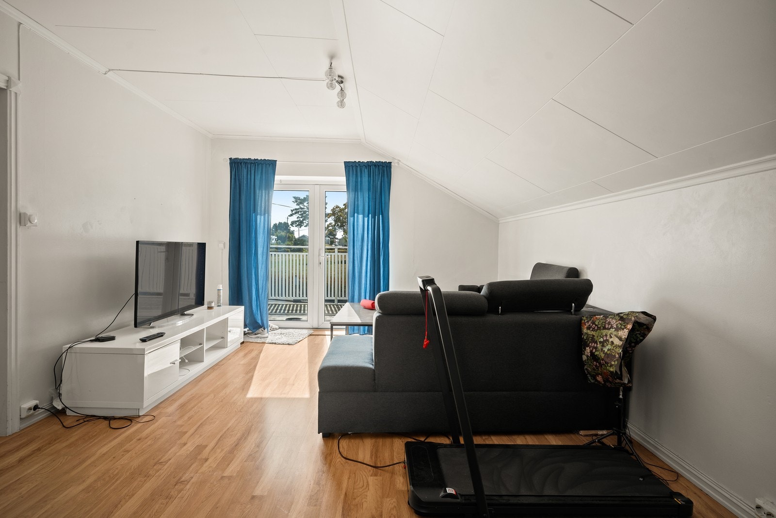 Denne delen av stuen var opprinnelig et ekstra soverom, som er slått ned til fordel for større plass i stuedelen. Galleribilde