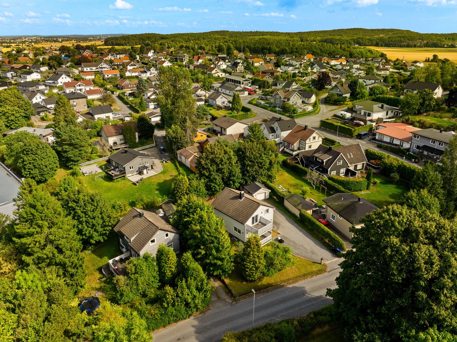 Beliggende i et etablert og barnevennlig boligområde på Torp. Galleribilde