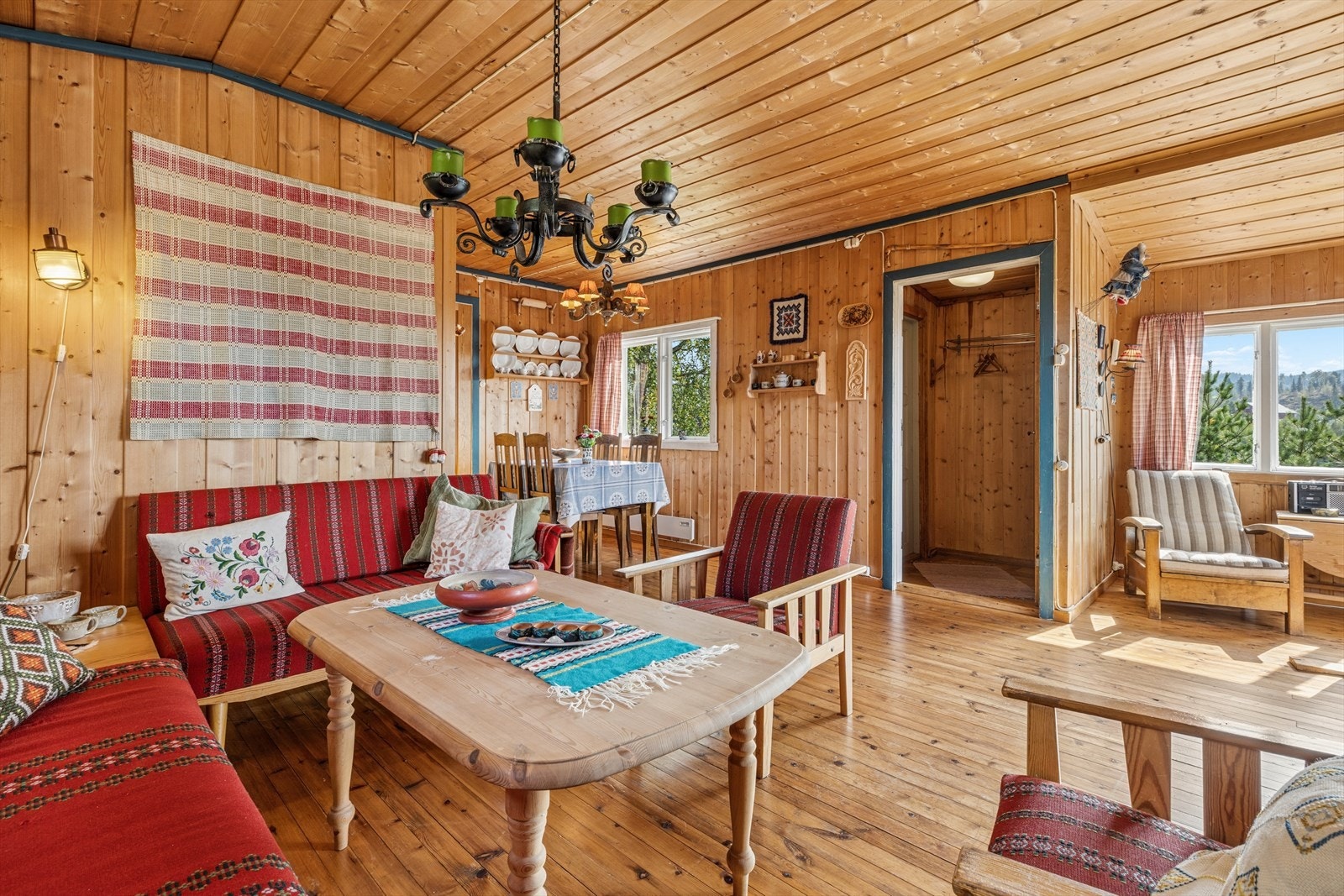 Fra stuen er det utgang til verandaen, som har plass til bord og stoler, og gir en hyggelig ramme for opphold utendørs. Galleribilde