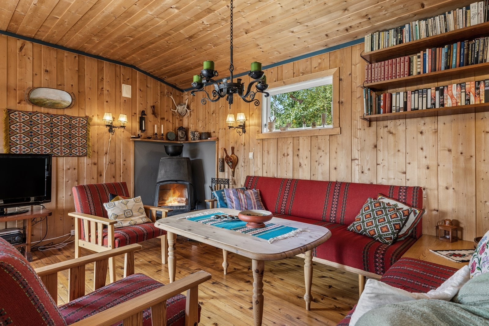 Ildstedet skaper en lun og stemningsfull ramme i oppholdsrommet. Galleribilde