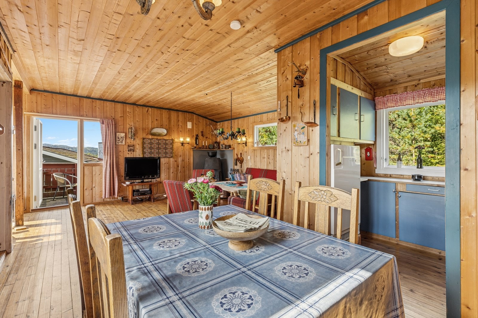 Spiseplassen ligger i tilknytning til kjøkkenet og har utsikt mot uteområdet. Galleribilde
