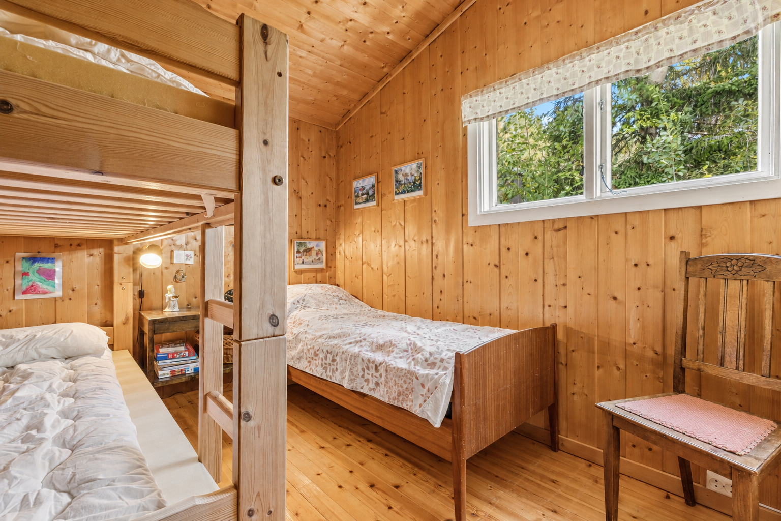 Rommet er praktisk innredet med etasjeseng og vindu mot naturen. Galleribilde