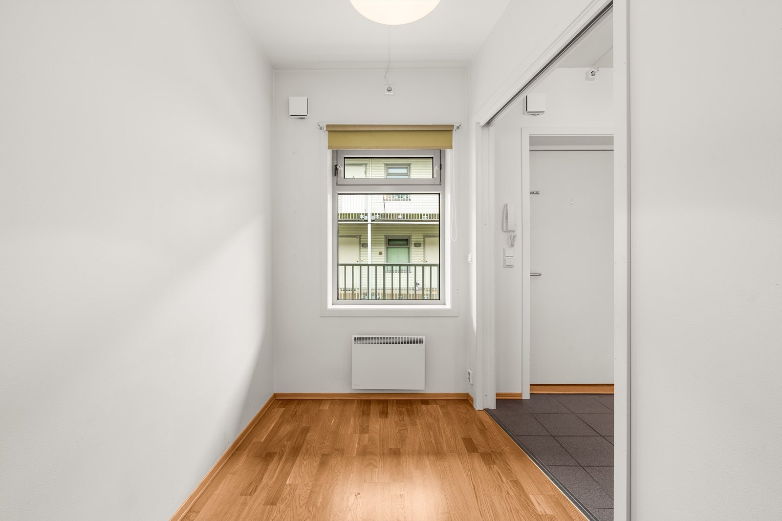 Soverom 2 - Lyst soverom med parkett på gulv og lyse overflater. Rommet har vindu som sørger for godt med naturlig lys, og ligger praktisk til i tilknytning til entréen. Galleribilde