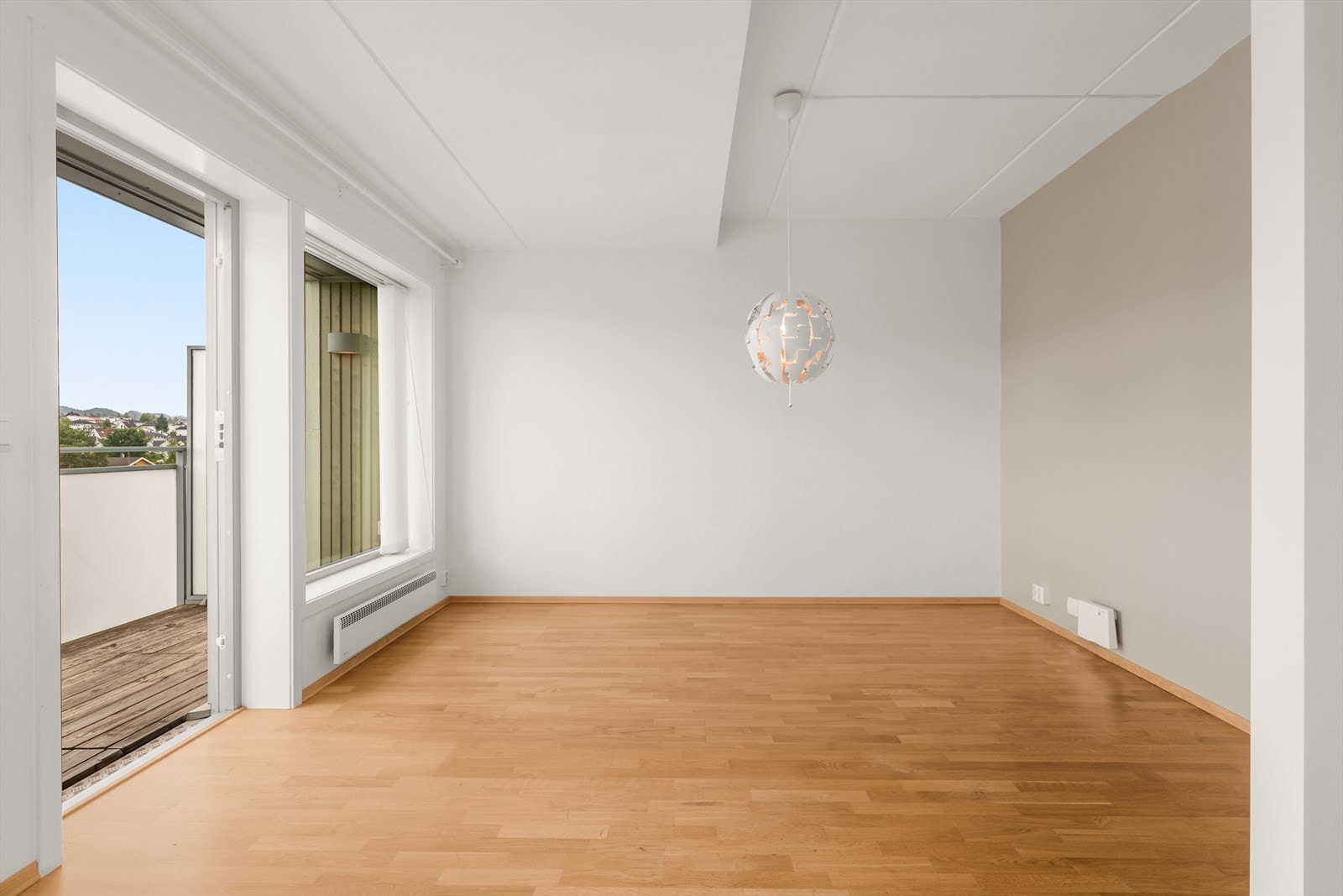 Stue og kjøkken har parkettgulv og lyse overflater, og byr på gode møbleringsmuligheter med plass til både sofagruppe og spisebord. Galleribilde