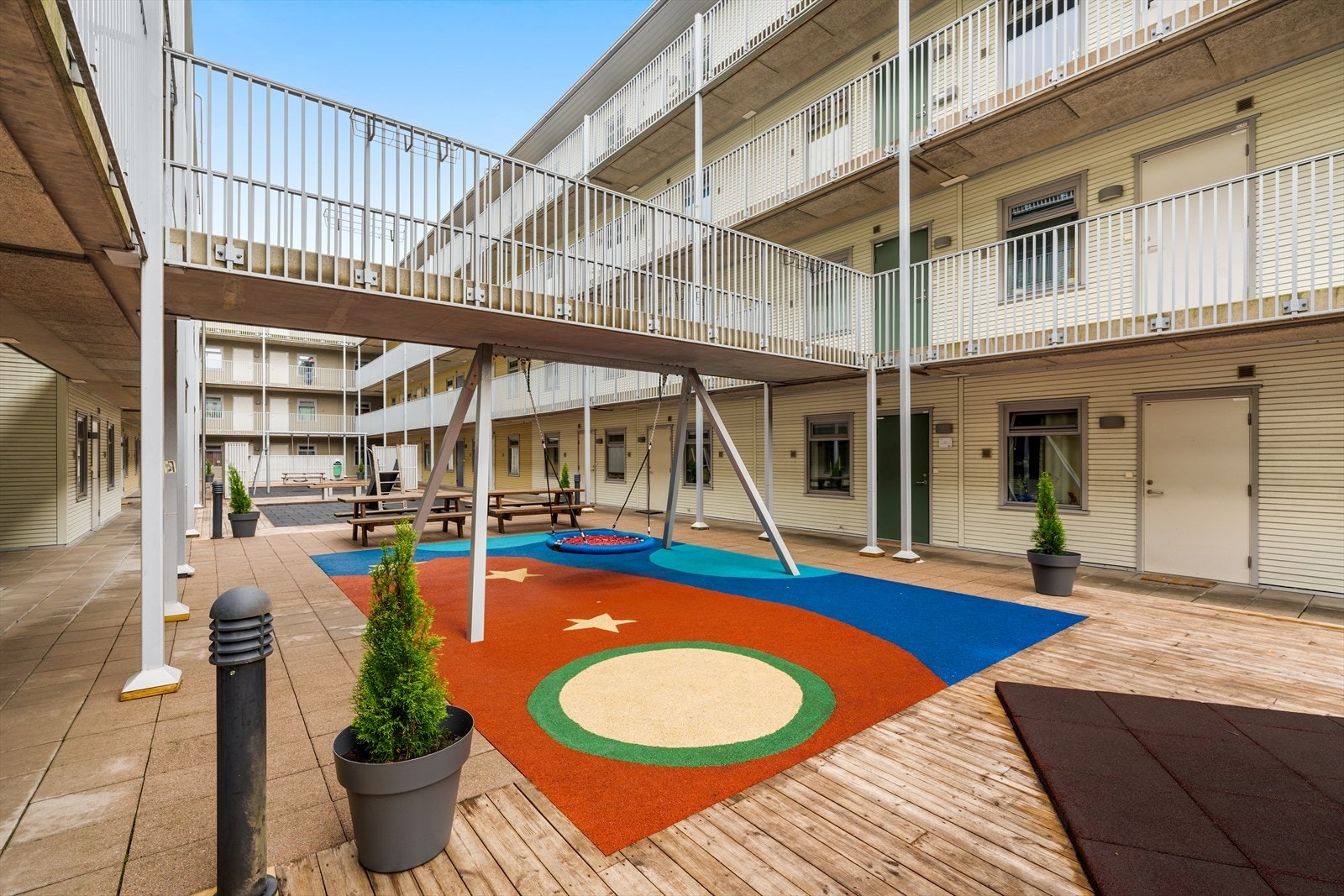 Felles atrium med fin og oppgradert lekeplass. Galleribilde