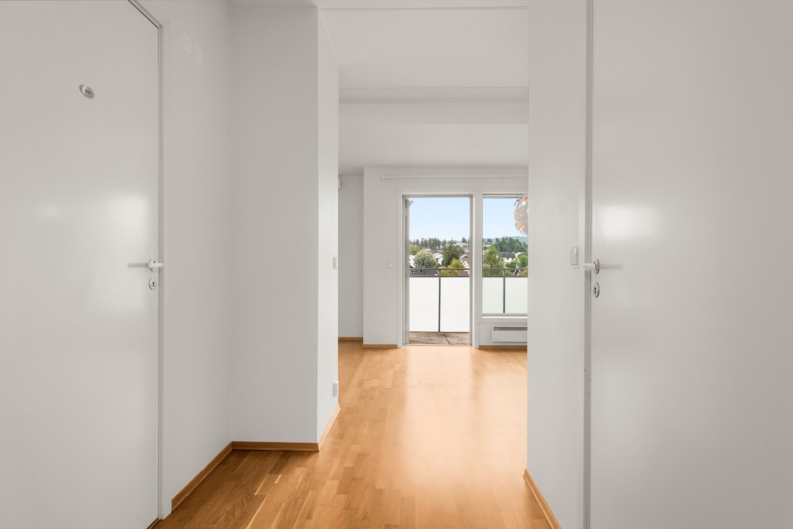 Lys og åpen entré med flislagt gulv med behagelig gulvvarme. Fra entréen er det videre adkomst til boligens øvrige rom. Galleribilde