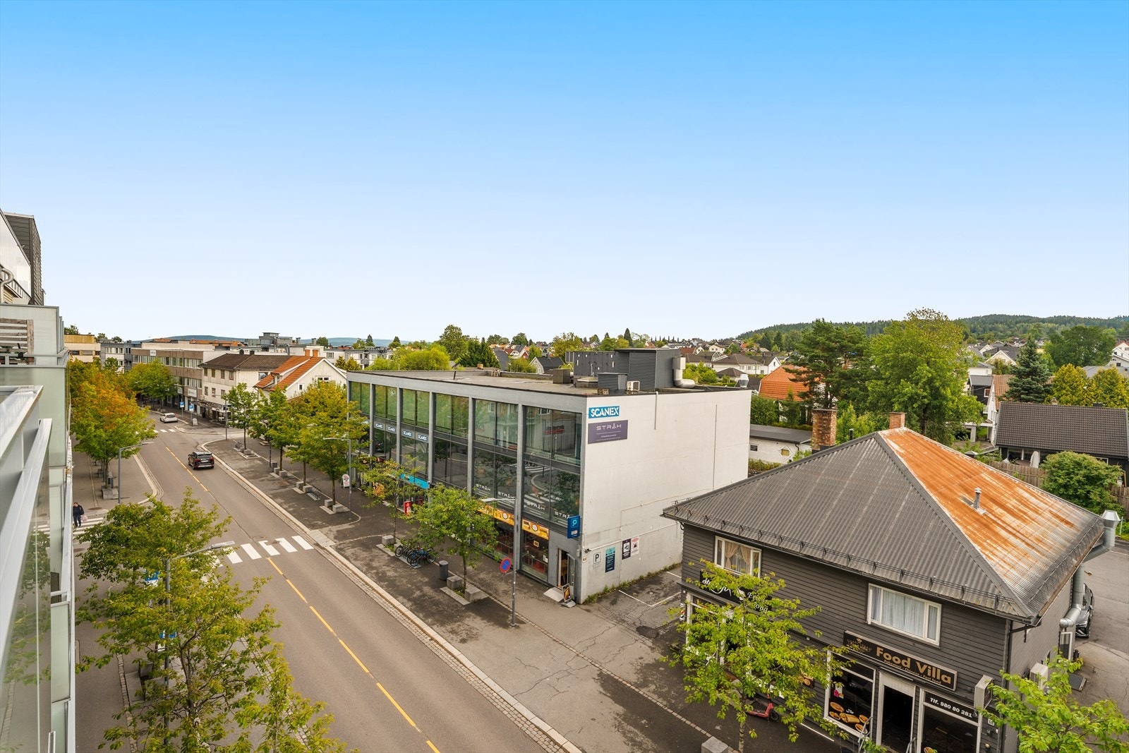 Leiligheten har en sentral og attraktiv beliggenhet i Strømmen, med bymessige omgivelser og kort vei til et variert utvalg av butikker, servicetilbud og øvrige fasiliteter. Galleribilde