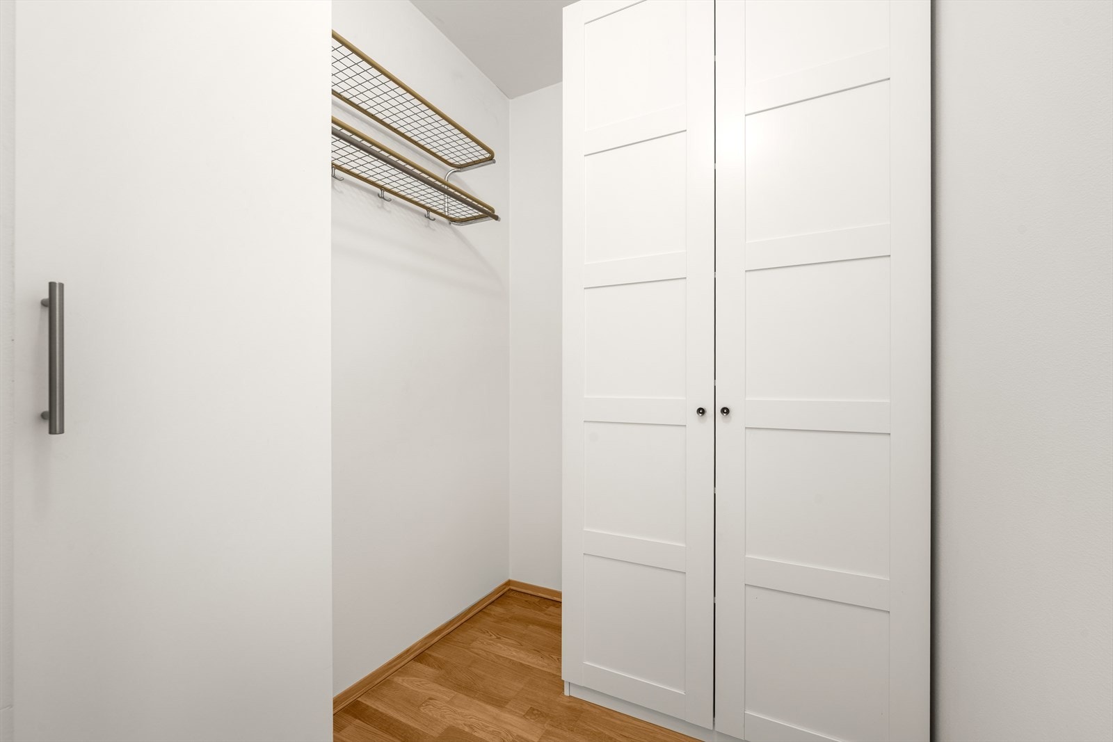 I tilknytning til entréen ligger en praktisk innvendig bod/garderobe som gir gode oppbevaringsmuligheter. Galleribilde