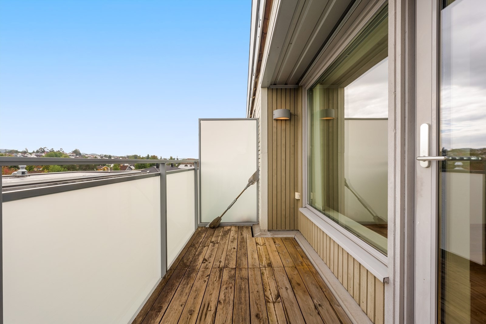 Balkongen har tredekke og skjermende rekkverk, og byr på fint utsyn over nærområdet. Galleribilde