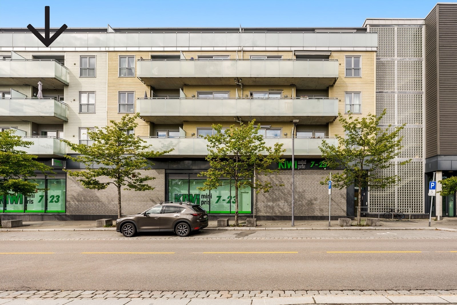Leiligheten har en meget sentral beliggenhet på Strømmen i Lillestrøm kommune, med nærhet til skoler, barnehager, offentlig kommunikasjon, samt et rikt utvalg av fasiliteter og servicetilbud. Galleribilde