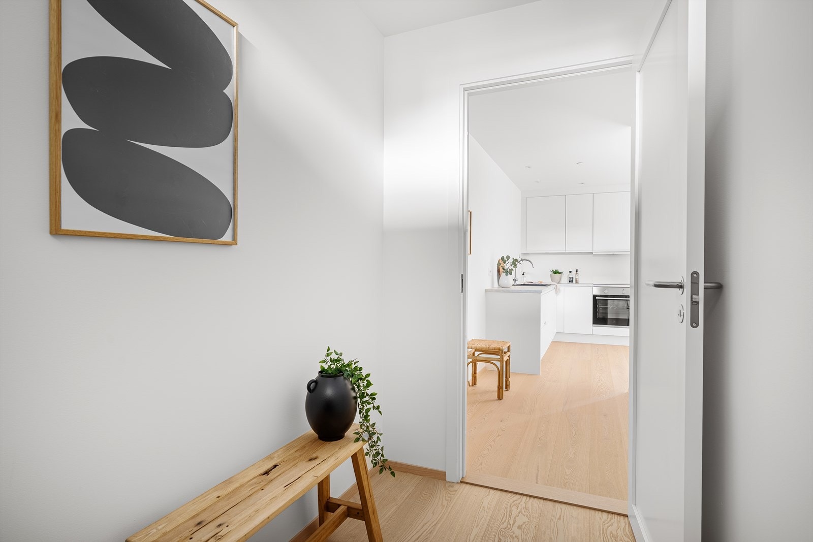 Fra entréen kommer du videre inn til kjøkken- og spiseområdet. Galleribilde