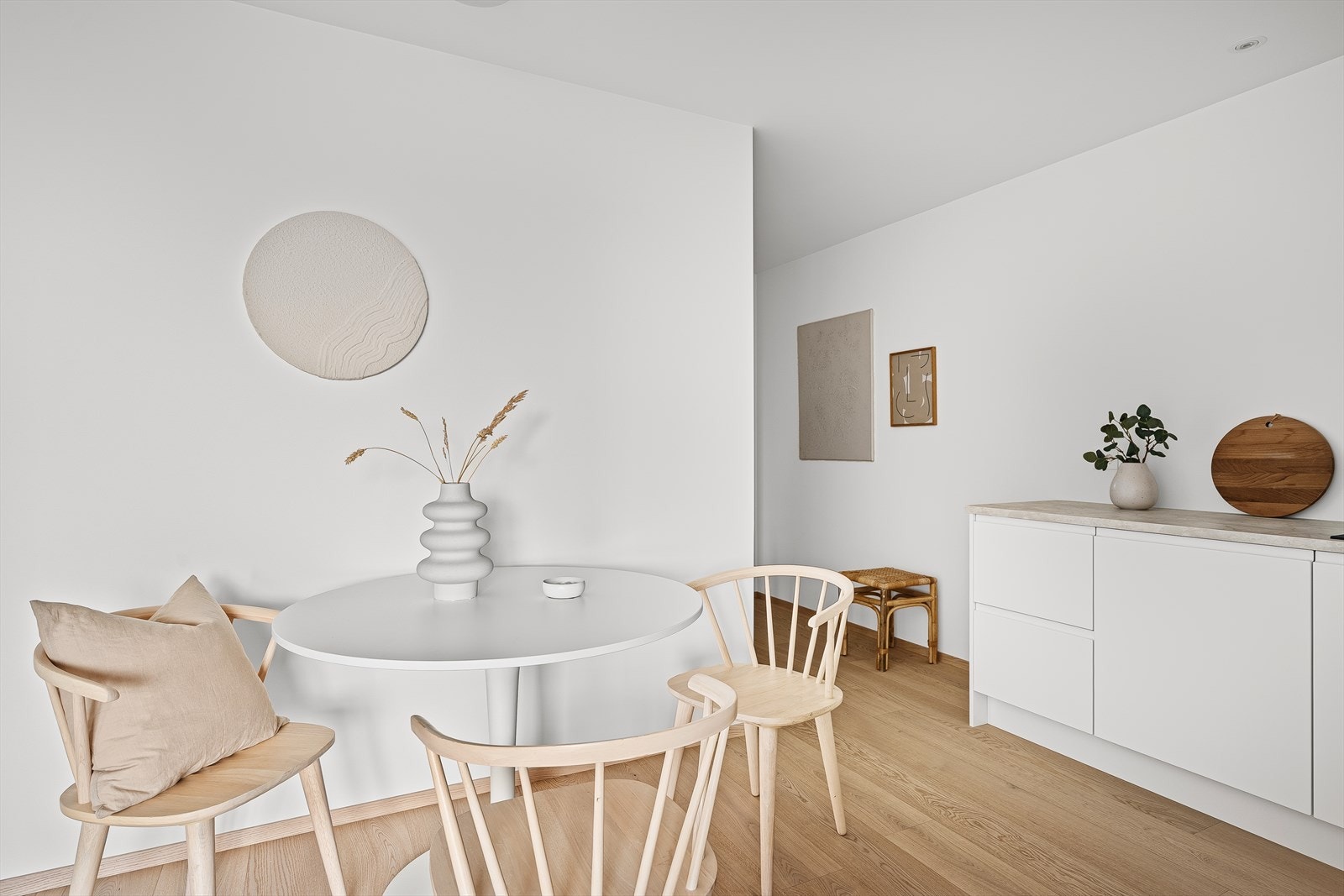 I kjøkkenområdet er det god plass til spisebord, som gjør kjøkkenet til et trivelig og sosialt samlingspunkt. Galleribilde