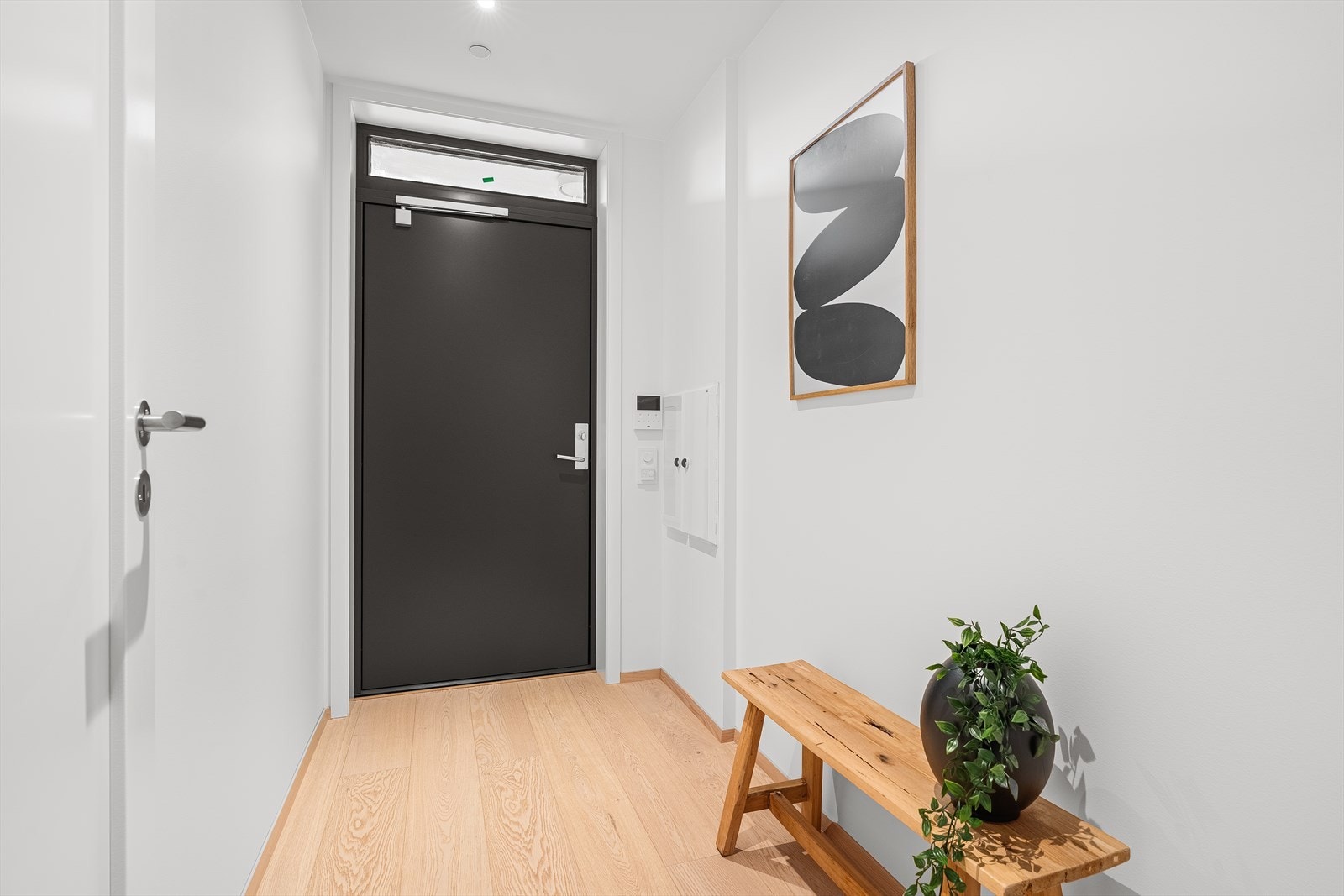 Velkommen inn! Det første du møter er et trivelig vindfang hvor du kan henge fra deg yttertøy og sko. Galleribilde