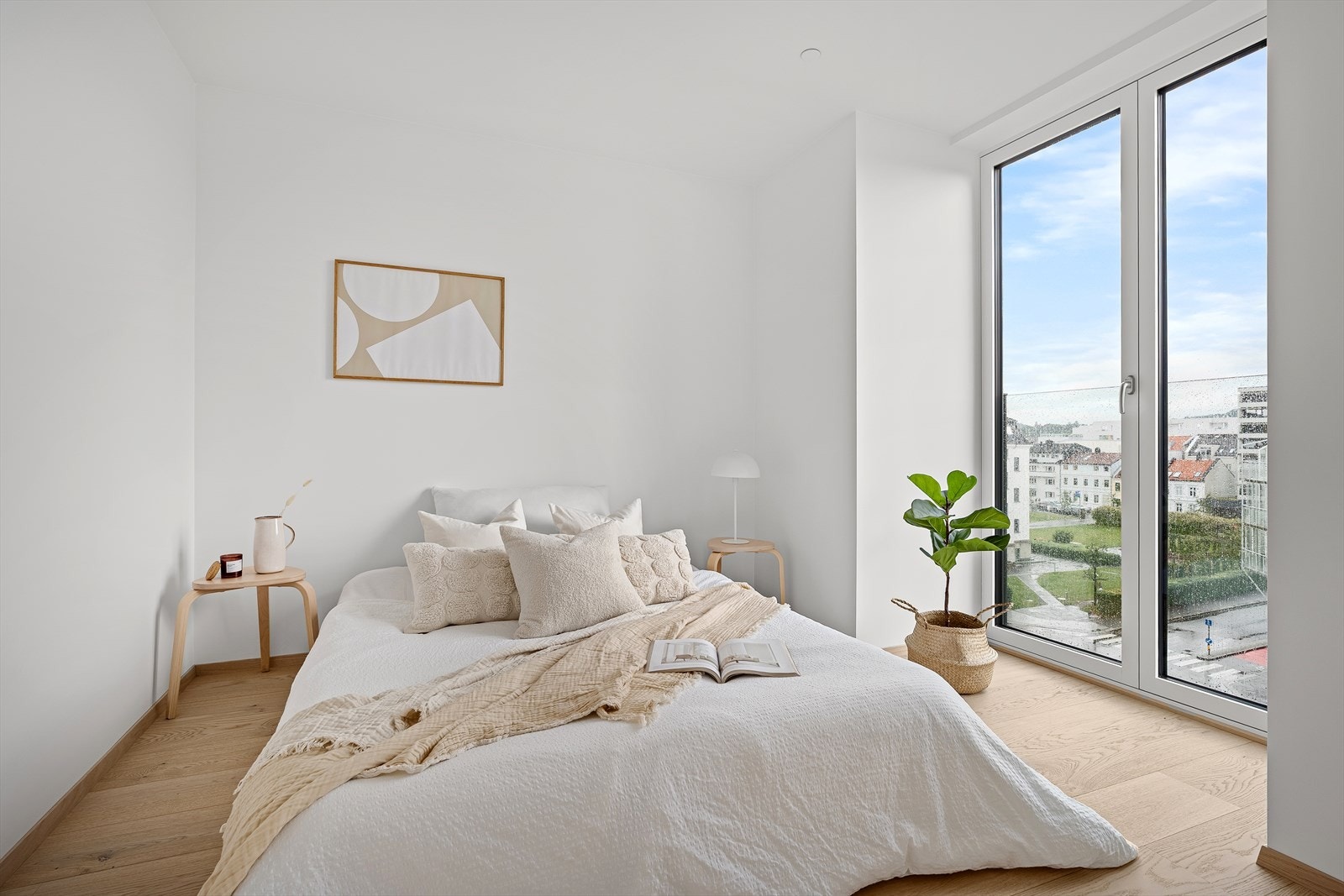 Soverommet er svært innbydende, med store vindusflater og fransk balkong med glassrekkverk som sørger for rikelig med dagslys, og god plass til dobbeltseng og garderobeløsning om ønskelig. Galleribilde
