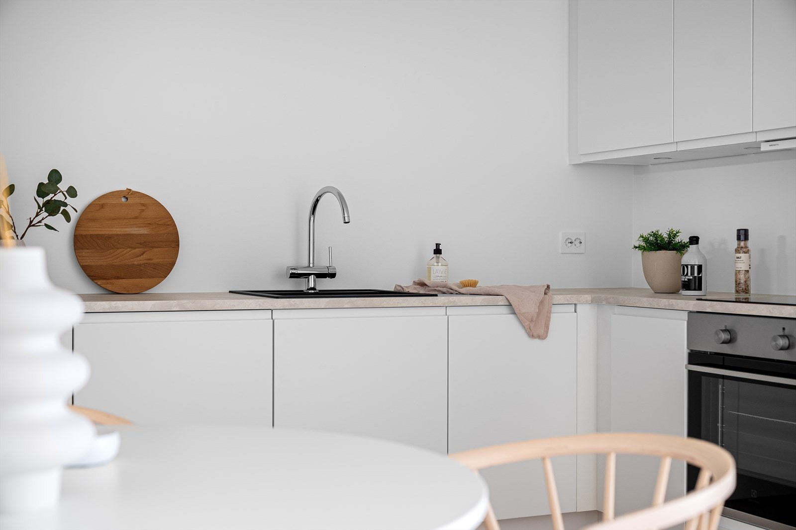 Med praktisk plasserte stikkontakter over benken og downlights under overskap, ligger alt til rette for å diske opp de herligste måltider. Galleribilde