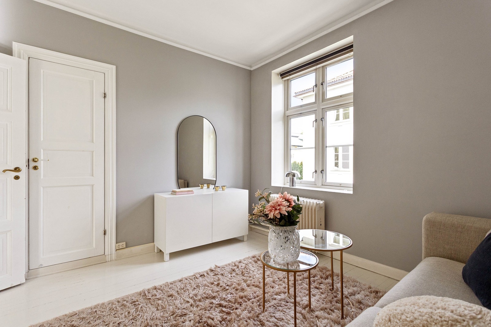 Lyse, malte overflater og klassisk tregulv skaper en lun ramme, med radiator tilknyttet vannbåren varme. Galleribilde