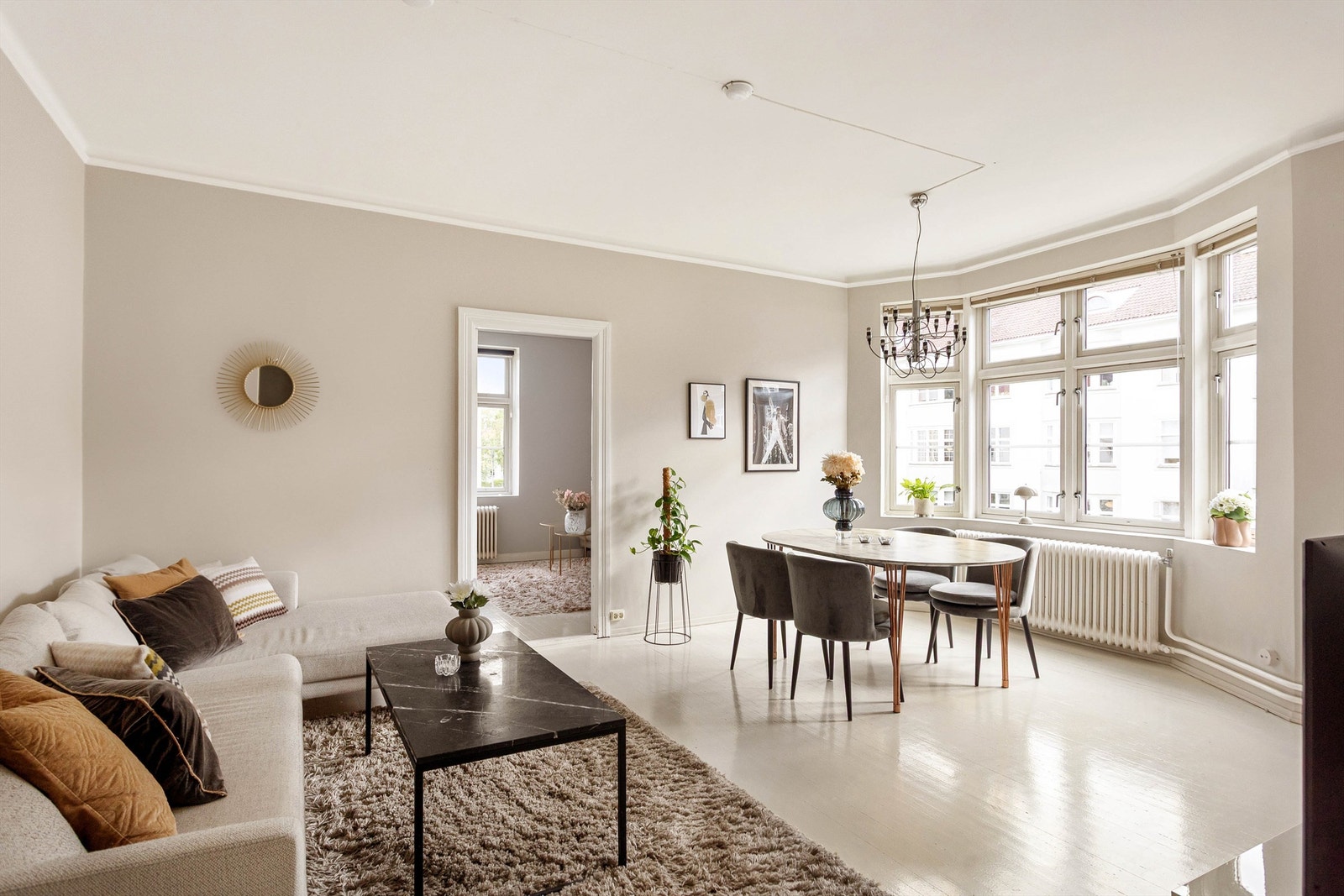 En lys og luftig stue med god plass til både hverdagsliv og hyggelige sammenkomster. Galleribilde