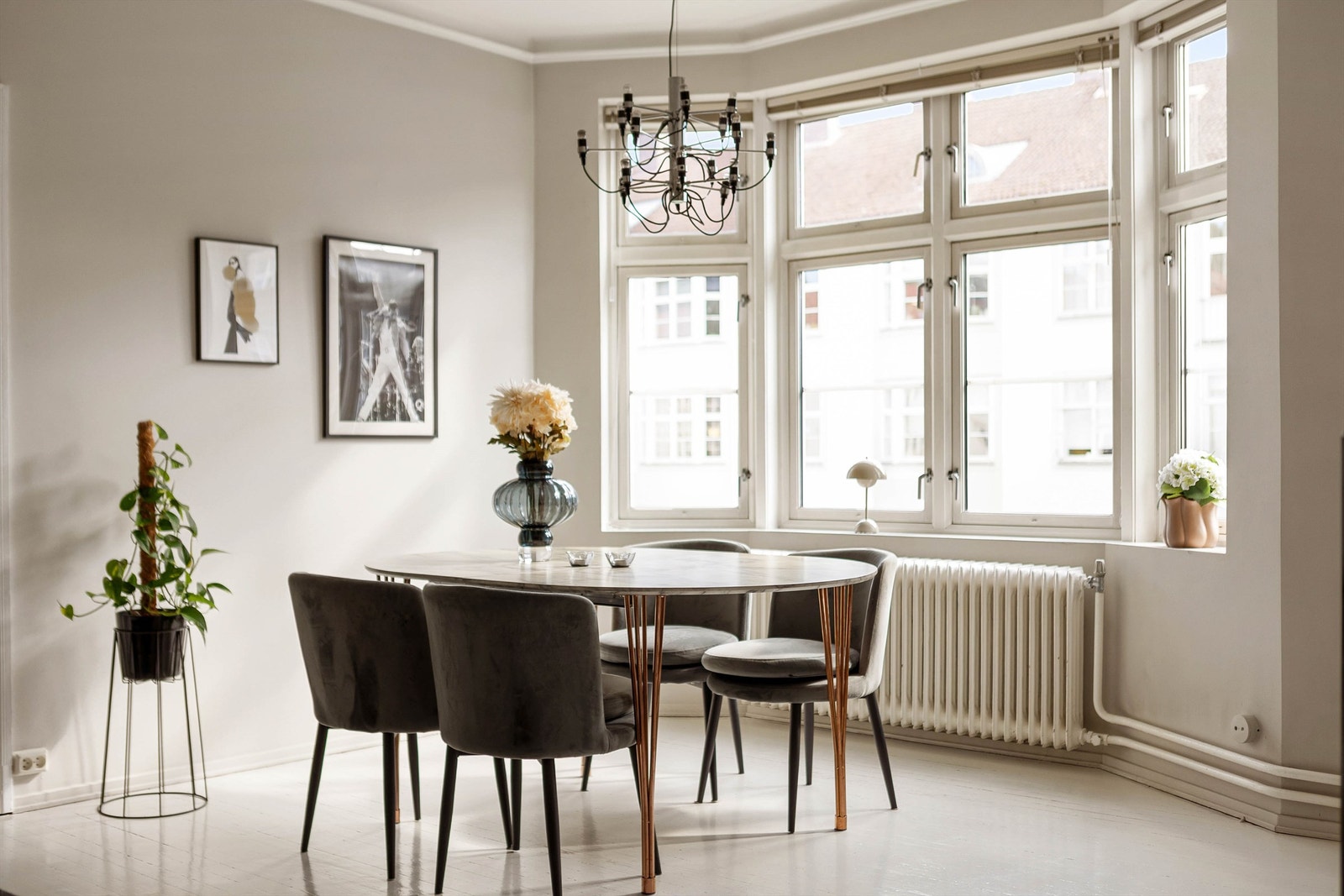 Det vakre karnappet slipper dagslyset inn og gir stuen en helt egen karakter. Høye vinduer, tregulv og klassiske detaljer skaper en romantisk og tidløs ramme. Galleribilde