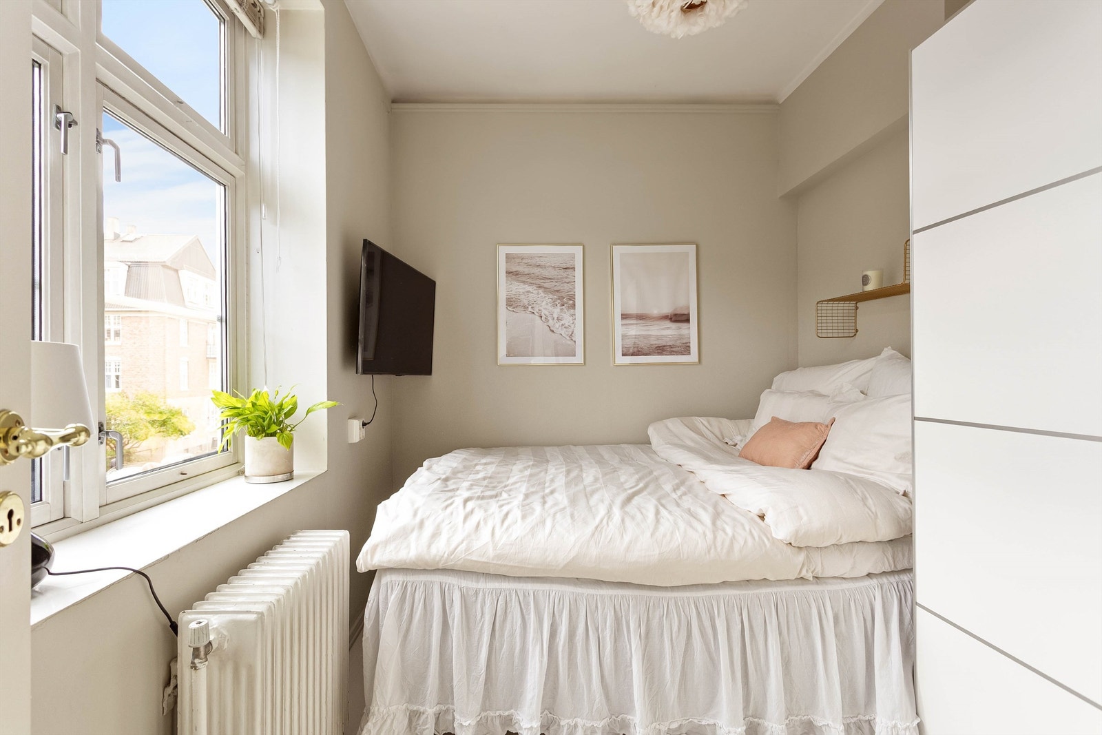 Soverommet som i dag benyttes som hovedsoverom, er et lyst og hyggelig rom med malt tregulv, radiator og god plass til seng. Galleribilde