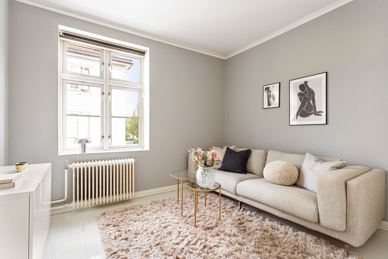 Det andre soverommet har en rolig og lun atmosfære, med god plass til dobbeltseng og tilhørende møblement. Et fleksibelt rom som kan innredes som gjesterom, kontor eller barnerom. Galleribilde