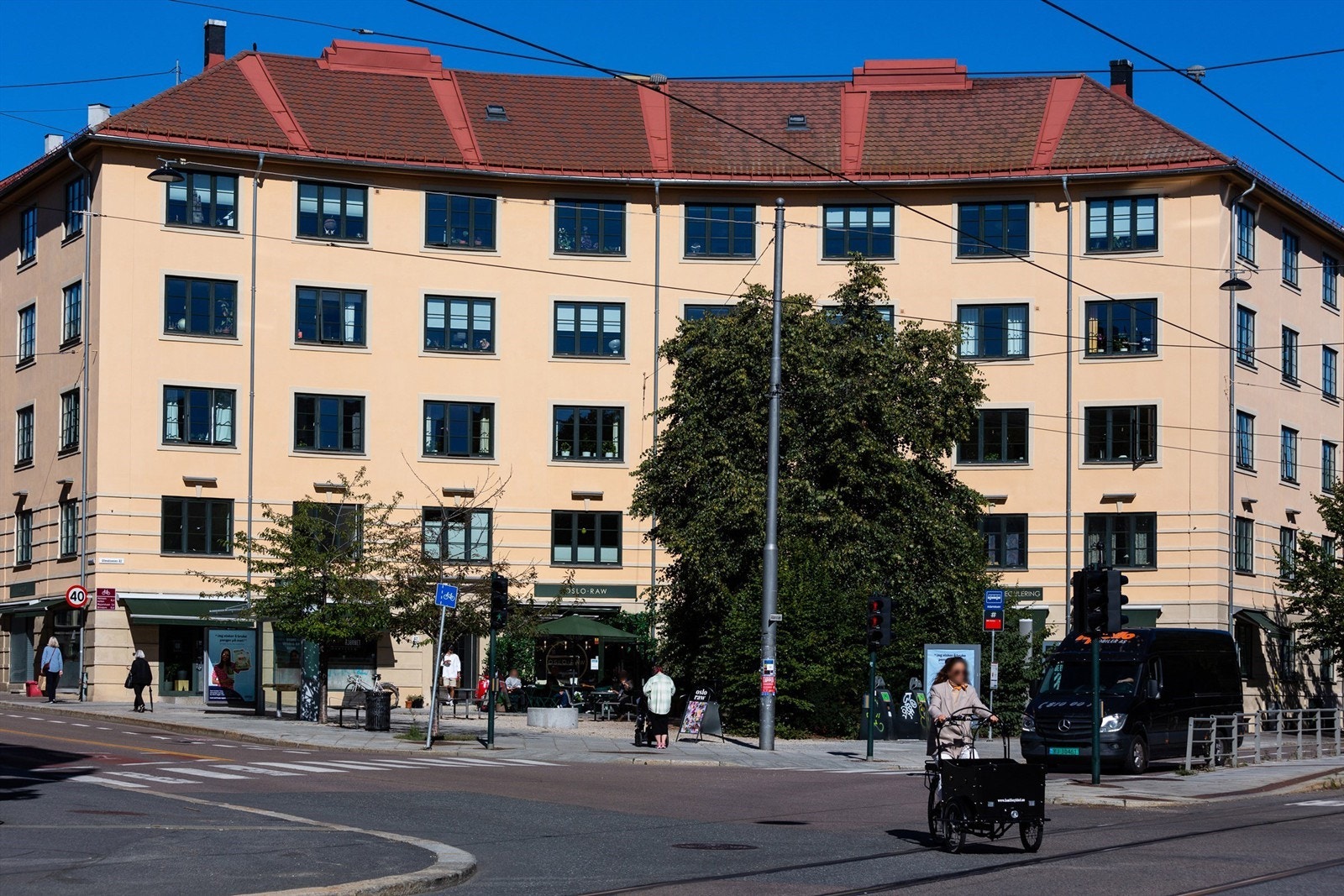Adamstuen torg ligger like i nærheten, med hyggelige kaféer, butikker og gode trikkeforbindelser. Galleribilde