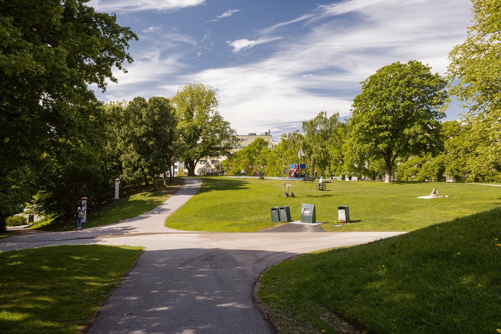 Stensparken byr på grønne plener, vakre omgivelser og et hyggelig sted å nyte rolige sommerdager. Galleribilde
