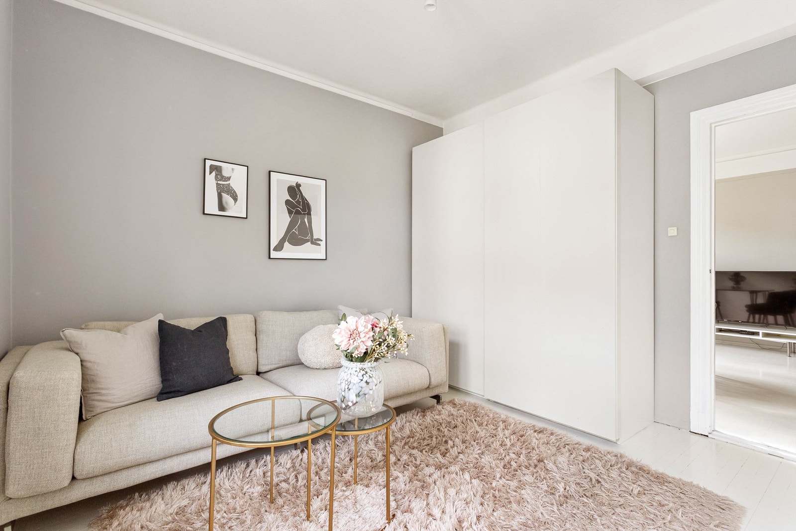 En stor skyvedørsgarderobe sørger for rikelig med oppbevaringsplass på soverommet. Galleribilde