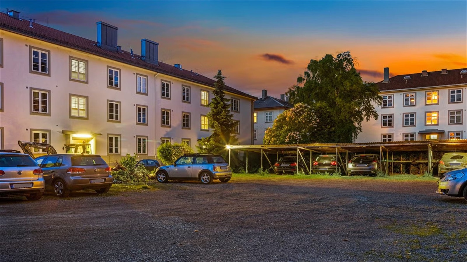 Fast parkeringsplass i bakgården, en svært god kvalitet i en såpass sentral og attraktiv del av Oslo. Galleribilde