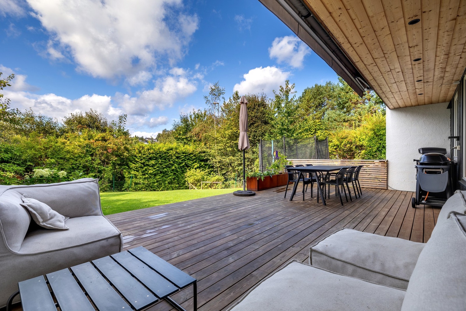 Fra stuen er det utgang til en vestvendt terrasse på ca. 39 kvm. Galleribilde