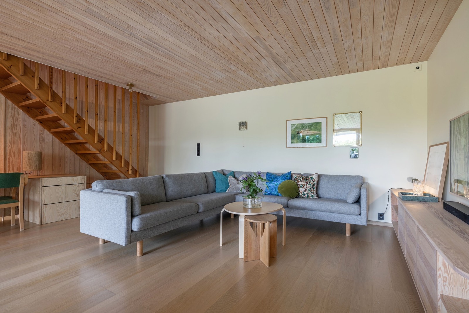 Stuen er lys og innbydende, med god plass til både spisebord, sofagruppe og TV-løsning i ulike soner. Galleribilde