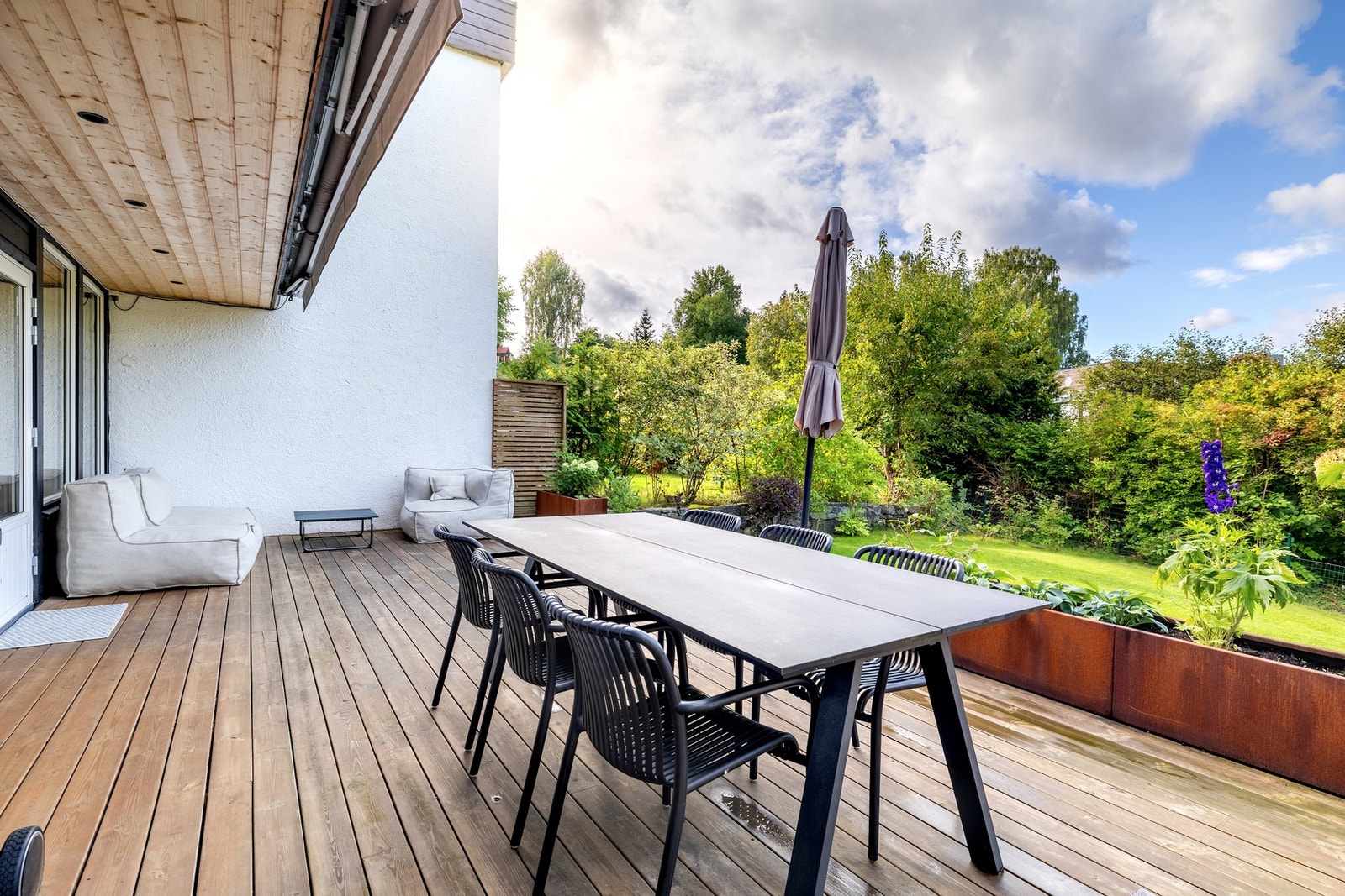 Terrassen har god plass til utemøbler og grill, og den vestvendte beliggenheten gir gode solforhold. Galleribilde