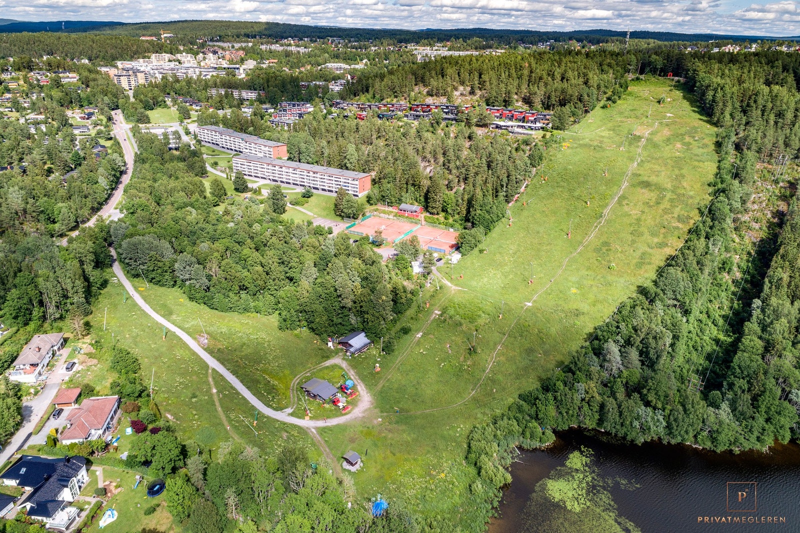 Ingierkollen slalåmbakke og marka rett ved. Galleribilde