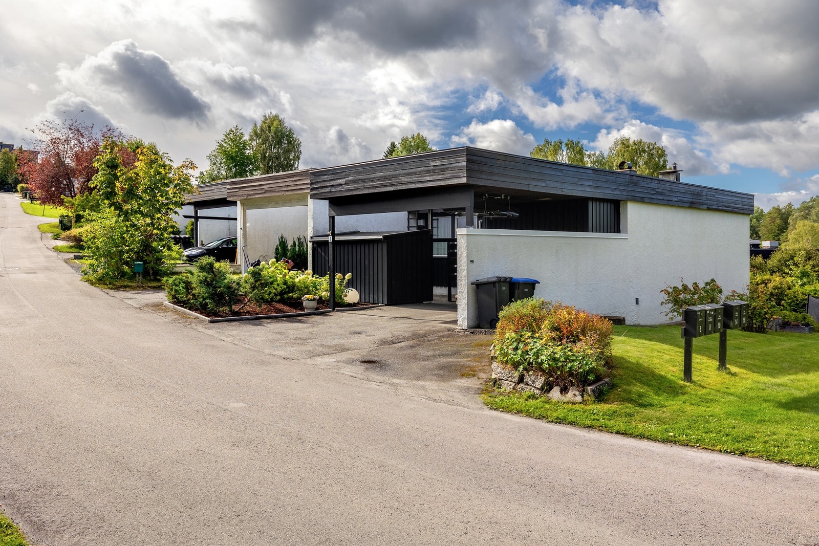 Eiendommen ligger i et idyllisk og barnevennlig boligområde på Kolbotn, like vest for Kolbotn sentrum. Galleribilde