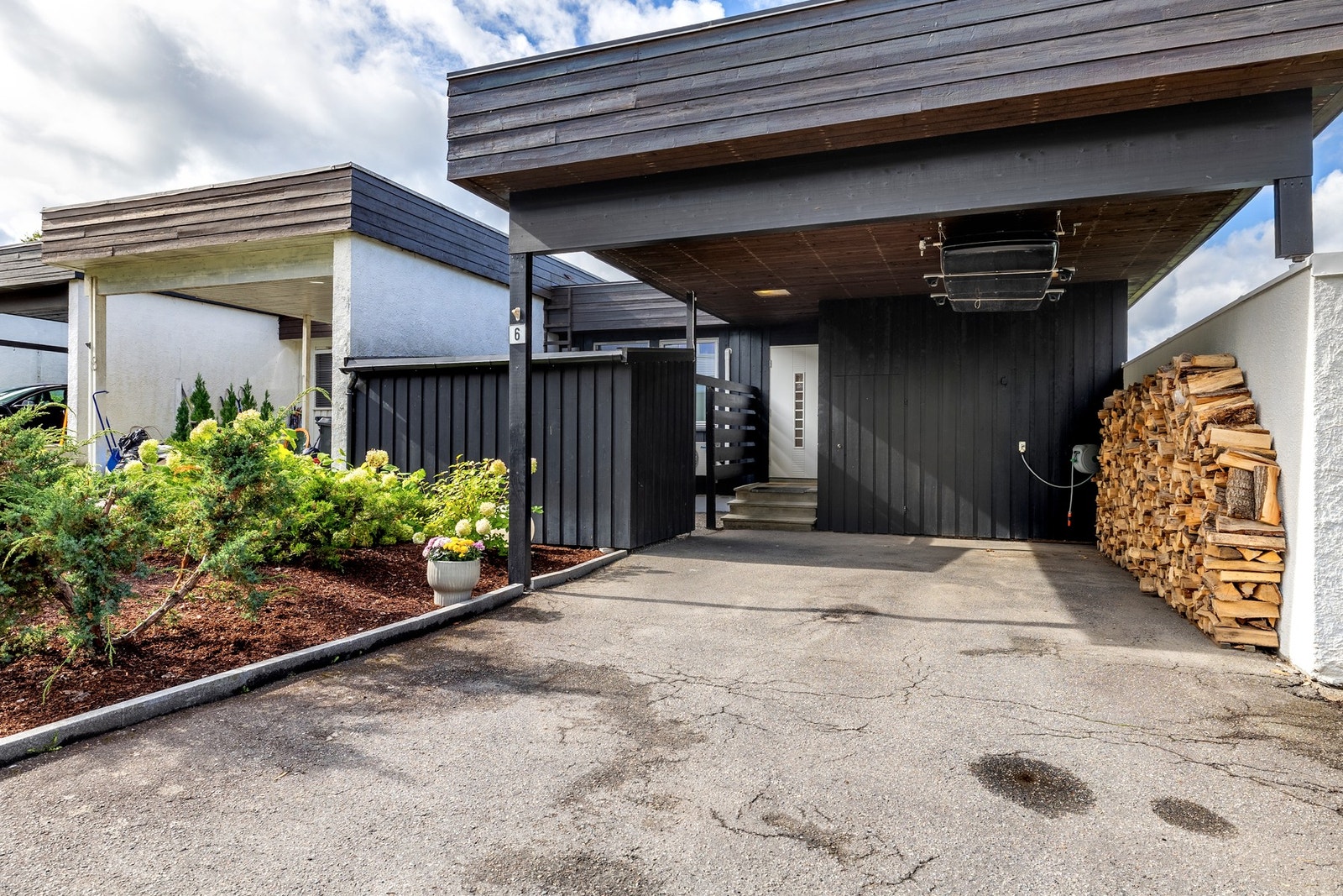 Det er parkering i carport og på gårdsplass. Galleribilde