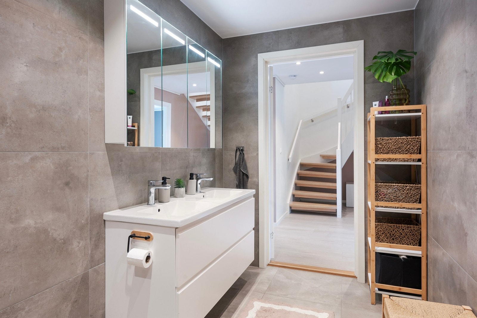 Badet med store, moderne fliser Galleribilde