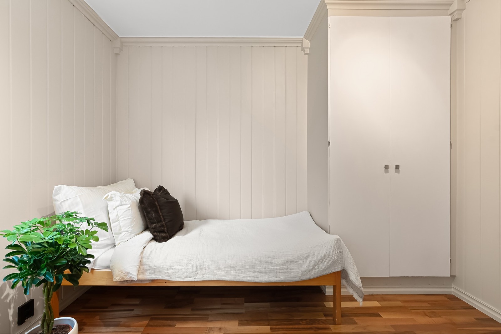 Også her er det plass til seng, og det er montert garderobe. Galleribilde