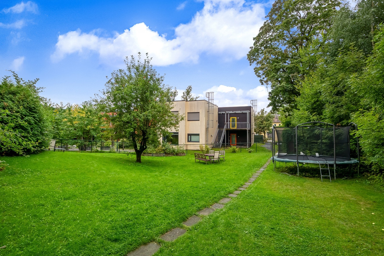 Et perfekt uteområde for barnefamilier, med store grøntarealer og trygge omgivelser. Galleribilde