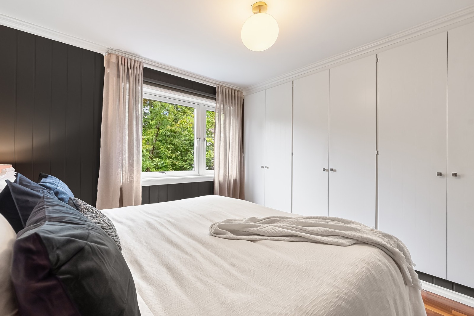 Her er det montert en romslig garderobe som gir rikelig med lagringsplass. Galleribilde