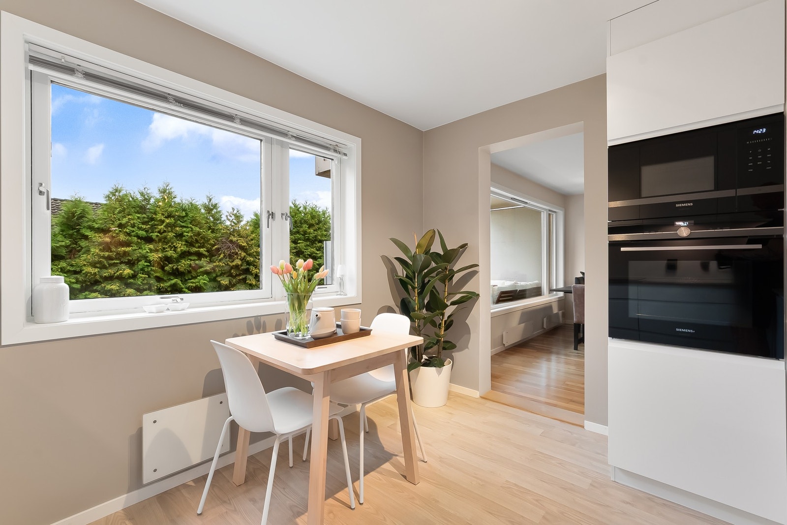 Under vindusposten har man plass til frokostbord, og man har herlig, grønt utsyn fra kjøkkenet. Galleribilde