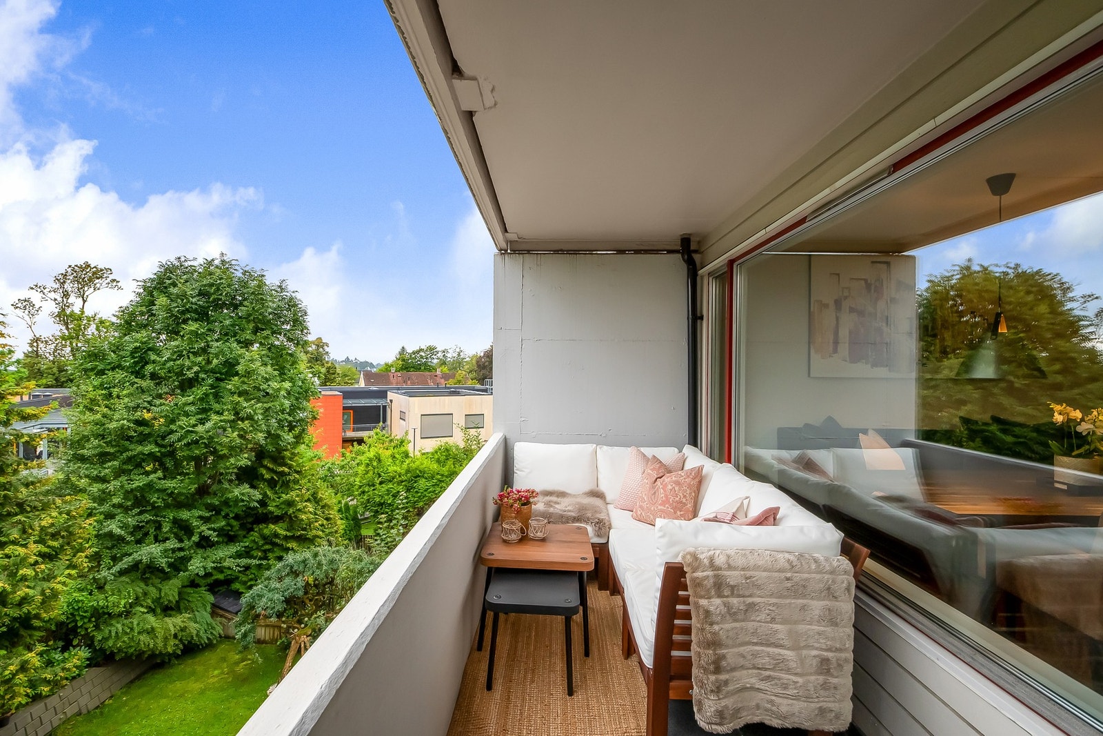 Dekke av betong belagt med fliser. Galleribilde