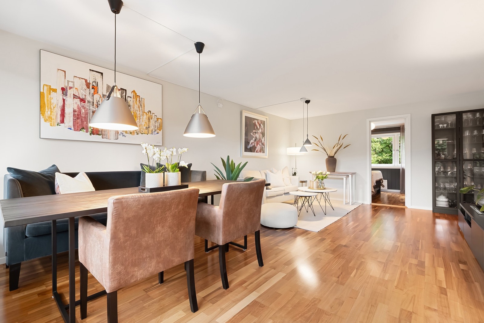 Rommet er godt skjermet for innsyn og det er god plass til å innrede med sofagruppe og spisebord. Galleribilde