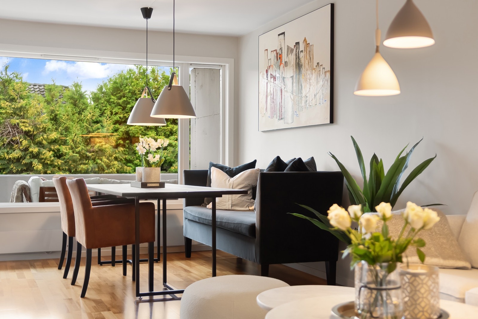 I stuen har man plass til et stort spisebord. Galleribilde